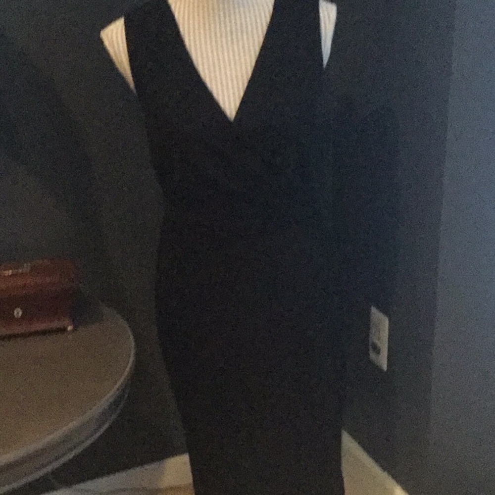 Halogen wrapesque v neck dress. Zipper in back